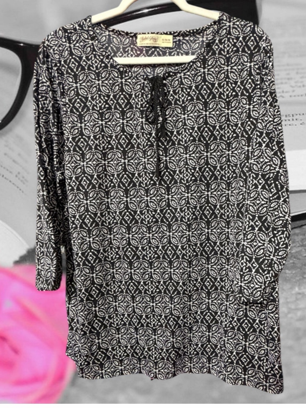 Faded glory women’s size XL 16/18 shirt black white peephole tie new